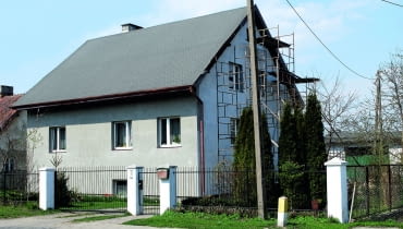 Jeśli elewacja ocieplonego domu, zbudowanego w latach 80. czy 90., wymaga modernizacji, warto pomyśleć, czy przy okazji nie pogrubić warstwy izolacji (na przykład układając nowy system ociepleń na starym) ocieplenie ścian