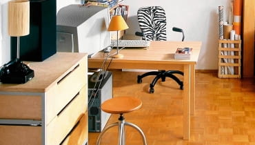 <B>Mozaika drewniana to setki listewek przyklejonych obok siebie do podłoża. Jeśli kilka się odklei lub wypaczy, to wcale nie oznacza, że grozi nam wymiana parkietu. Gdy uszkodzenie jest małe, wystarczy godzinka pracy i po kłopocie.</B> <BR />Aby mozaika wyglądała tak ładnie, trzeba zreperować spaczone klepki. Potrzebne materiały i narzędzia: dłuto stolarskie, płaska szpachelka malarska, klej do parkietu, papier ścierny, nożyk uniwersalny, preparat do odświeżania podłóg lakierowanych. UWAGA PONOWNA PUBLIKACJA ZA ZGODA WLASCICIELI MIESZKANIE WNETRZA MEBLE OSWIETLENIE FOT. RAFAL LIPSKI PUBLIKACJA CZTERY KATY NR 2 (148) - 2.2004 PUBLIKACJA CZTERY KATY NR 12 (158) - 12.2004 SLOWA KLUCZOWE: ARCHITEKTURA WNETRZA MEBLE