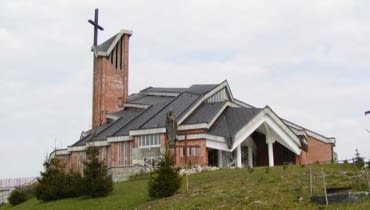 Nieco ciekawszy wydaje się kościół Chrystusa Odkupiciela Człowieka w Olsztynie, którego bryła określona jest szeregiem linii krzywych. Ciężko tu jednak mówić o reprezentatywności wartości artystycznych. Jest to chaotyczna konstrukcja nawiązująca częściowo do form gotyckich zinterpretowanych w mało zrozumiały, raczej nieciekawy sposób. kościół Chrystusa Odkupiciela Człowieka w Olsztynie