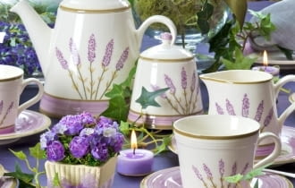 Choć pora roku wciąż sprzyja piknikom - pogoda nie zawsze. Zamiast więc moknąć gdzieś nad rzeczką nad rozmoczoną szarlotką lub omdlewać z gorąca nad roztopionymi lodami, przygotujmy letnią przekąskę w jadalni lub na balkonie. A żeby wzmóc efekt naturalności - wybierzmy naczynia we florystyczne wzory. <BR /> Zestaw do herbaty dla 6 osób, porcelana, Villa Italia