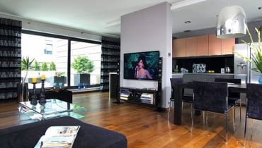 wąskie lub niskie ścianki, częściowo rozdzielające pomieszczenie na strefy, są bardzo przydatne, gdyż dają wiele możliwości ciekawej aranżacji wnętrza UWAGA ! PONOWNA PUBLIKACJA WYLACZNIE ZA ZGODA WLASCICIELIWARSZAWA , MIESZKANIE , WLASCICIELKA MIESZKANIA - MAGDALENA FIJALKOWSKA , WNETRZA - POKOJ DZIENNYPROJEKT MAGDALENA FIJALKOWSKASTYLIZACJA AGNIESZKA OSAK-REJMERFOT. SYLWESTER REJMERPUBLIKACJA CZTERY KATY NR 3 (258) - 3 2013