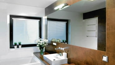 Łazienka z oknem również powinna być dobrze oświetlona sztucznym światłem - korzystamy z niej przecież także po zapadnięciu zmroku. łazienka, aranżacja łazienki, oświetlenie łazienki