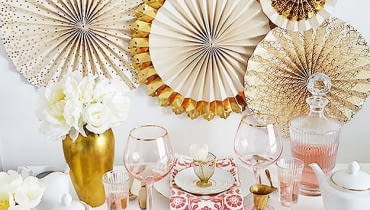 Przygotowując przyjęcie, zazwyczaj skupiamy się na dekorowaniu stołu. Ale nie poprzestawaj na tym - ozdób także ściany, krzesła, drzwi czy okna. Przygotowując przyjęcie, zazwyczaj skupiamy się na dekorowaniu stołu. Ale nie poprzestawaj na tym - ozdób także ściany, krzesła, drzwi czy okna.