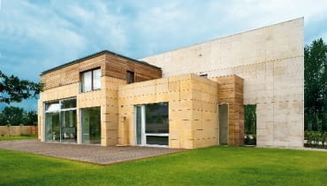 Budynek wykończono trzema rodzajami kamienia - piaskowcem, trawertynem i basaltiną - oraz drewnem. Charakterystycznym elementem elewacji jest kamienna 'ściana-rama' nadająca sylwetce monumentalny charakter