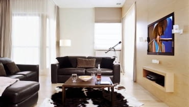 <b> PROSTO, PO MĘSKU. Gospodarz zawodowo zajmuje się turystyką, w jego mieszkaniu próżno jednak szukać półek zastawionych pamiątkami z podróży. Wspomnienia chowa w laptopie. We wnętrzach ceni prostotę form i minimalizm, unika zbędnych, jak sam mówi, dekoracji. </b> <BR /> Właściciel jasno określił swoje oczekiwania: mieszkanie miało być urządzone funkcjonalnie i prosto. Aby wizualnie ocieplić wnętrze, architekci zaproponowali wyłożenie części ścian jasnym fornirem jaworowym. Na podłodze położono deski z białego jesionu. <b> PROSTO, PO MĘSKU. Gospodarz zawodowo zajmuje się turystyką, w jego mieszkaniu próżno jednak szukać półek zastawionych pamiątkami z podróży. Wspomnienia chowa w laptopie. We wnętrzach ceni prostotę form i minimalizm, unika zbędnych, jak sam mówi, dekoracji. </b> <BR /> Właściciel jasno określił swoje oczekiwania: mieszkanie miało być urządzone funkcjonalnie i prosto. Aby wizualnie ocieplić wnętrze, architekci zaproponowali wyłożenie części ścian jasnym fornirem jaworowym. Na podłodze położono deski z białego jesionu.