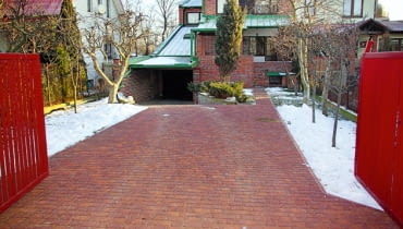 Dobrej jakości kostka brukowa powinna bez szkody znieść zimową pogodę. Z takiej nawierzchni wystarczy jedynie zmyć piasek i sól