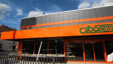 Odremontowany sklep Społem przy ul. Reymonta 26.08.2014 Szczecin . Sklep Spolem Pogodno . Fot. Cezary Aszkielowicz / Agencja Gazeta