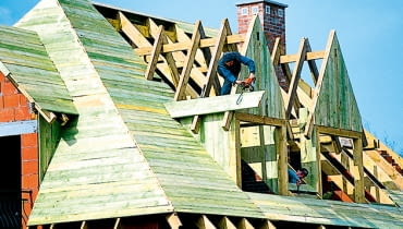 sztywne poszycie, układanie dachu, montaż dachu, budowa dachu