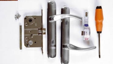 31.07.2008 WARSZAWA KROK PO KROKU WYMIANA KLAMKI W DRZWIACH