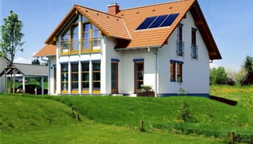 DOM JEDNORODZINNY WYKORZYSTANIE ENERGII SLONECZNEJ KOLEKTOR UMIESZCZONY NA DACHU DOMU FOT. STIEBEL ELTRON es SA_5298M DO JEDNORAZOWEJ PUBLIKACJI PUBLIKACJA LADNY DOM NR 4 (54) - 4.2003 PUBLIKACJA LADNY DOM NR 6 (68) - 6.2004
