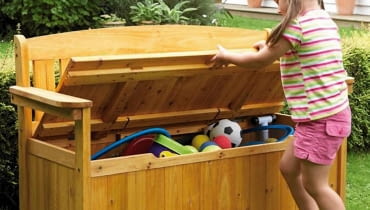 Drewniana dwuosobowa ławka z oparciem i pojemną skrzynią zamiast siedziska. Ebay.pl, 80 funtów