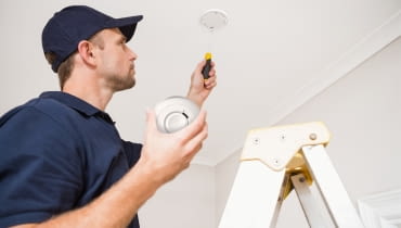 Montaz czujnika dymu na suficie