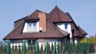 Za wieżyczką i kominem na pewno gromadzi się wiele ciekawych rzeczy, które trzeba regularnie usuwać. Pytanie: kto, prócz kota, tam wejdzie? Za wieżyczką i kominem na pewno gromadzi się wiele ciekawych rzeczy, które trzeba regularnie usuwać. Pytanie: kto, prócz kota, tam wejdzie?