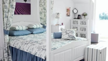 <b> Kupując narzutę i dekoracyjne poduszki, pamiętajmy, że sypialnię urządzamy tylko dla siebie. Przy wyborze tkanin nie kierujmy się więc wyłącznie modą - zadbajmy o to, by ich gatunek, kolory, wzory i faktura sprzyjały dobremu wypoczynkowi. </b> <BR /> Avinon, bawełna i Poliester, narzuta 210 x 260 cm, 249 zł, poszewki: 40 x 40 cm (wzór jak na narzucie), 19,99 zł/szt., 45 x 45 cm (w paski), 25,90 zł/szt., Dekoria <b> Kupując narzutę i dekoracyjne poduszki, pamiętajmy, że sypialnię urządzamy tylko dla siebie. Przy wyborze tkanin nie kierujmy się więc wyłącznie modą - zadbajmy o to, by ich gatunek, kolory, wzory i faktura sprzyjały dobremu wypoczynkowi. </b> <BR /> Avinon, bawełna i Poliester, narzuta 210 x 260 cm, 249 zł, poszewki: 40 x 40 cm (wzór jak na narzucie), 19,99 zł/szt., 45 x 45 cm (w paski), 25,90 zł/szt., Dekoria