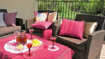 <B>Jak odmienić opatrzoną kanapę albo fotel? Położyć na nich poduszki. Im więcej, tym lepiej, bo efekt będzie bardziej wyrazisty. Na powłoczki nadadzą się resztki wszelkich tkanin - od jednobarwnych płócien po wzorzyste gobeliny, które ożywczo wpłyną na wystrój całego wnętrza.</B> <BR />Poszewka w tiulu - pewnym sposobem na uatrakcyjnienie wyglądu zwyczajnej poduszki jest doszycie do wierzchu drugiej warstwy tkaniny, np. półprzezroczystego tiulu. <B>Jak odmienić opatrzoną kanapę albo fotel? Położyć na nich poduszki. Im więcej, tym lepiej, bo efekt będzie bardziej wyrazisty. Na powłoczki nadadzą się resztki wszelkich tkanin - od jednobarwnych płócien po wzorzyste gobeliny, które ożywczo wpłyną na wystrój całego wnętrza.</B> <BR />Poszewka w tiulu - pewnym sposobem na uatrakcyjnienie wyglądu zwyczajnej poduszki jest doszycie do wierzchu drugiej warstwy tkaniny, np. półprzezroczystego tiulu.