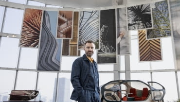 Thomas Heatherwick na tle wystawy „Building Soulfulness” w Tokio