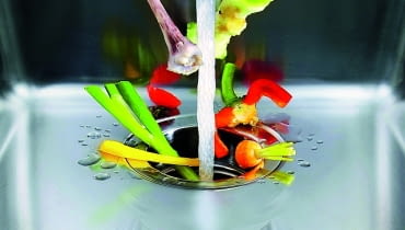 Młynek to dobry pomysł, gdy segregujemy śmieci, a nie mamy kompostownika. Pamiętajmy, by nie wrzucać do niego twardych kości, folii i torebek po herbacie. Nie wlewajmy też gorącego tłuszczu. młynki do odpadów