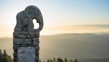 Słoń na Śnieżniku. Pamiątka po schronisku Księcia Liechtensteina Słoń na Śnieżniku. Pamiątka po schronisku Księcia Liechtensteina