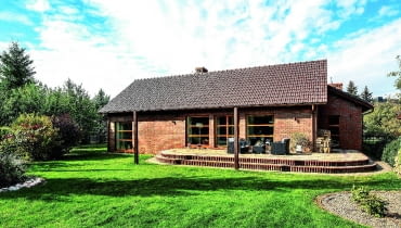 Dach dwuspadowy, nazywany też dwupołaciowym, szczytowym lub siodłowym to dach o dwóch przeciwległych połaciach połączonych w kalenicy