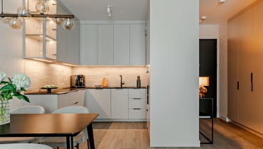 Harmonia formy i funkcji – mieszkanie pokazowe na warszawskich Bielanach