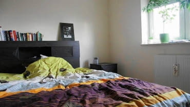 <B>Dopóki gospodarz był singlem, niewykończona sypialnia w zupełności mu wystarczała. Ale gdy w domu pojawiła się kobieta, również w tym pomieszczeniu musiała dokonać się rewolucja. Zobaczcie jej efekty.</B> <BR />PRZED ZMIANĄ. Gospodarzowi nie zależało na dekoracyjnym wyglądzie sypialni. Zadbał tylko o niezbędne meble: wygodne łóżko ze schowkami w zagłówku, szafkę nocną i fotel. <B>Dopóki gospodarz był singlem, niewykończona sypialnia w zupełności mu wystarczała. Ale gdy w domu pojawiła się kobieta, również w tym pomieszczeniu musiała dokonać się rewolucja. Zobaczcie jej efekty.</B> <BR />PRZED ZMIANĄ. Gospodarzowi nie zależało na dekoracyjnym wyglądzie sypialni. Zadbał tylko o niezbędne meble: wygodne łóżko ze schowkami w zagłówku, szafkę nocną i fotel.