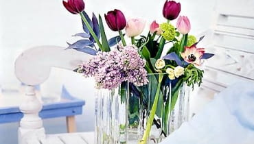Bukiet z popularnych ogrodowych kwiatów: bzu, tulipanów i anemonów. ONE TIME USE ONLY DO JEDNOKROTNEGO WYKORZYSTANIA ROSLINY KOMPOZYCJE KWIATY BEZ TULIPAN FOT. BIURO KWIATOWE HOLANDIA PUBLIKACJA CZTERY KATY NR 5 (151) - 5.2004