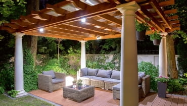 Czasem najlepiej zamiast tarasu ustawić w pewnym oddaleniu od domu wygodną altanę