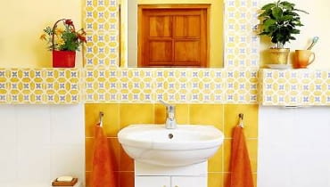 Kruchą glazurę łatwo jest uszkodzić. Dlatego wiercąc w niej otwór, np. na wieszak, trzeba zachować ostrożność. Materiały i narzędzia: wieszaki, kołki rozporowe, miarka, młotek, flamaster, wiertarka udarowa, drewniany klocek 13.08.2008 WARSZAWA KROK PO KROKU MONTAZ HACZYKA W LAZIENCE WIERCENIE W PLYTKACH LAZIENKOWYCH DLA MIESIECZNIKA CZTERY KATY