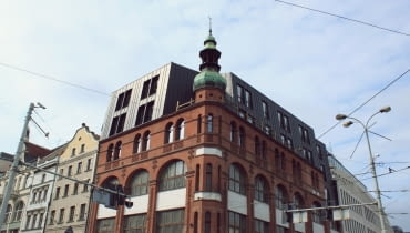 Nadbudowa kamienicy na rogu Ruskiej i Kazimierza Wielkiego we Wrocławiu Kontrowersyjna modernizacja zabytkowej kamienicy pochodzącej z końca XIX. Strzelista wieża kamienicy została otoczona szarą, dwupiętrową nadbudową. - To zestawienie dwóch epok po prostu nie wyszło - czytamy na bryla.pl Nadbudowa kamienicy na rogu Ruskiej i Kazimierza Wielkiego we Wrocławiu