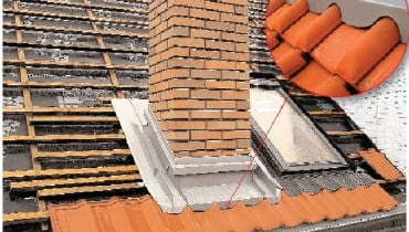 Właściwie wykonana obróbka komina. Na uwagę zasługuje estetyczny sposób jej wykończenia z przodu komina komin