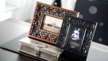 W drewniane ramki bogato zdobione dekoracją snycerską (rzeźbieniami) nadal oprawia się rodzinne zdjęcia. 03.07.2009 WARSZAWA