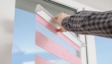 Rolety to skuteczny sposób ochrony przed słońcem. Podpowiadamy, jak je zamontować