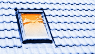 Okno dachowe. Zalegający zimą śnieg. Okno dachowe. Zalegający zimą śnieg.