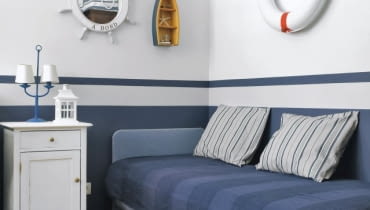 Stylistka stworzyła w pokoju ośmiolatka klimat kojarzący się z żeglarstwem. Pomysł na tę aranżację zrodził się z marzeń chłopca o morskich podróżach i zdobywaniu nieznanych lądów. Michał, odrabiając lekcje, czuje się teraz jak prawdziwy odkrywca.