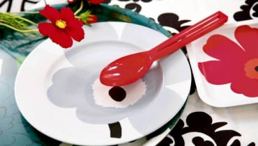 Projekty firmy Marimekko, które pojawiły się na początku lat pięćdziesiątych w Finlandii, były jak eksplozja optymizmu w smutnej powojennej rzeczywistości tego kraju. Nic więc dziwnego, że tak je pokochano. 28.07.2008 WARSZAWA SESJA KOLOR WZOR , DEKORACJE NZ POKOJ DZIENNY ; NACZYNIA TALERZ STYLIZACJA JOANNA PLACHECKA DLA CZASOPISMA CZTERY KATY FOT. ARKADIUSZ SCICHOCKI / AGENCJA GAZETA PUBLIKACJA CZTERY KATY NR 11 (205) - 11 2008