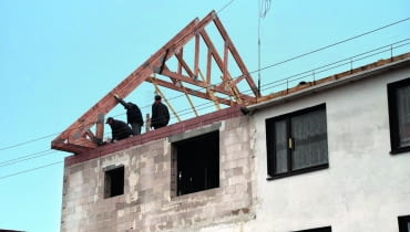 Wiązary przygotowane w wytwórni, po przywiezieniu na budowę ustawia się na ścianach zewnętrznych jeden obok drugiego (co 80-150 cm) i łączy w jedną konstrukcję rozbudowa domu, więźba dachowa