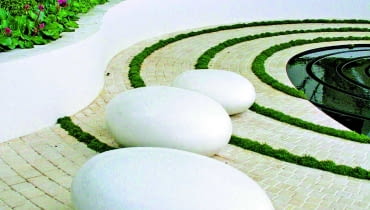 Wszystkie elementy architektury zostały tu wykonane z betonu. W rezultacie powstał jasny, nowoczesny zakątek. Wszystkie elementy architektury zostały tu wykonane z betonu. W rezultacie powstał jasny, nowoczesny zakątek.