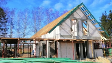Mimo epidemii koronawirusa, prace na budowach domów jednorodzinnych trwają