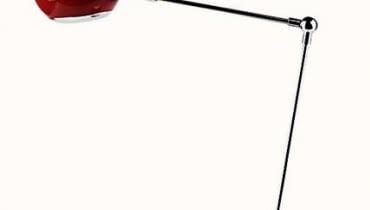 Zadbajmy o dobre światło w miejscu, w którym pracujemy. Najlepsze są lampki z ruchomym ramieniem, pozwalające precyzyjnie oświetlić wybraną część blatu. Endo, z lakierowanego metalu, wys. 67 cm, 289 zł, Meble Vox