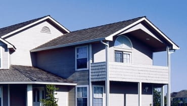 Siding na całej elewacji domu. Różnorodność elementów pozwala bez problemu wykańczać różne detale