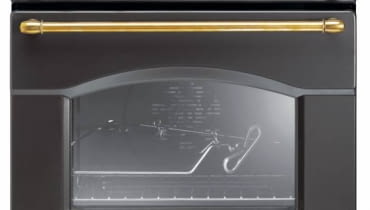 <B>Wysoka zabudowa w kuchni stwarza okazję, by piekarnik zamontować nie tradycyjnie pod blatem, lecz wyżej. Ułatwia to jego obsługę i kontrolowanie pieczenia. Serie urządzeń do zabudowy mają ujednoliconą szerokość, w jednym pionie można więc umieścić też ekspres do kawy albo kuchenkę mikrofalową.</B> <BR >PIEKARNIK HOR 215 A, front emaliowany, 3 szyby, poj. 54 l, 7 funkcji, prowadnice drabinkowe, wkłady katalityczne. Moc 2,2 kW, 2900 zł, Hoover