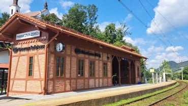 Dworce w Dolinie Popradu z tytułem Dworzec Roku 2023. Na zdjęciu stacja Piwniczna-Zdrój Dworce w Dolinie Popradu z tytułem Dworzec Roku 2023. Na zdjęciu stacja Piwniczna-Zdrój
