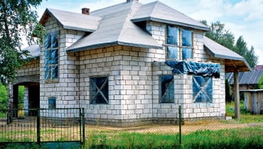 Nie wystarczy zabezpieczyć dom w budowie przed opadami - warto też go ubezpieczyć