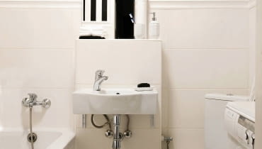 <B>Ciasna łazienka nie musi dzisiaj oznaczać niefunkcjonalnego pomieszczenia, w którym trudno zmieścić niezbędne urządzenia sanitarne i niewygodnie z nich korzystać. Nie wierzycie? To obejrzyjcie te dwa wnętrza.</B> <BR />W tej mikroskopijnej łazience udało się zmieścić nie tylko wszystkie niezbędne urządzenia, ale także i pralkę. A to dzięki temu, że sedes został zainstalowany w narożniku. Jego skośne ustawienie nie przeszkadza w wygodnym z niego korzystaniu. tej mikroskopijnej łazience udało się zmieścić nie tylko wszystkie niezbędne urządzenia, ale także i pralkę. A to dzięki temu, że sedes został zainstalowany w narożniku. Jego skośne ustawienie nie przeszkadza w wygodnym z niego korzystaniu.