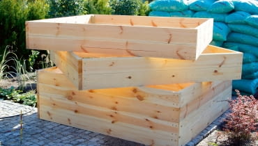 Skrzynia na grządkę powinna mieć wysokość 30-60 cm, szerokość maksimum 120 cm i podobną długość. Optymalna grubość desek to 5 cm. Deski w rogach skrzyni trzeba przykręcić śrubami do kantówek. Skrzynia na grządkę powinna mieć wysokość 30-60 cm, szerokość maksimum 120 cm i podobną długość. Optymalna grubość desek to 5 cm. Deski w rogach skrzyni trzeba przykręcić śrubami do kantówek.