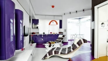 Gospodarz, pan Krzysztof, pracuje w branży budowlanej. Urządzenie mieszkania (39 m kw.) powierzył specjalistce - projektantce Urszuli Blank. Wnętrza miały być nowoczesne i niekonwencjonalne, kolory - ostre i kontrastowe. Właściciele lubią ład, stąd duża liczba szafek - nie tylko w części kuchennej, ale też obok telewizora. Wzdłuż dwóch ścian, pod sufitem, zamontowano prawie niewidoczny ciąg szafek zrobionych z białej płyty MDF. Gospodarz, pan Krzysztof, pracuje w branży budowlanej. Urządzenie mieszkania (39 m kw.) powierzył specjalistce - projektantce Urszuli Blank. Wnętrza miały być nowoczesne i niekonwencjonalne, kolory - ostre i kontrastowe. Właściciele lubią ład, stąd duża liczba szafek - nie tylko w części kuchennej, ale też obok telewizora. Wzdłuż dwóch ścian, pod sufitem, zamontowano prawie niewidoczny ciąg szafek zrobionych z białej płyty MDF.