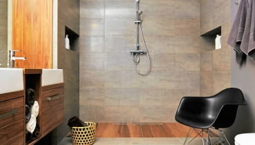 Otwarty natrysk. W tej łazience strefę z prysznicem wydzielono tylko optycznie, układając inny rodzaj podłogi niż w pozostałej części pomieszczenia. Często jednak w całym wnętrzu układa się jednakową posadzkę. UWAGA ! PONOWNA PUBLIKACJA WYLACZNIE ZA ZGODA WLASCICIELI DOM , WNETRZA , LAZIENKA PROJEKT WNETRZA : WERONIKA STEFFEN - LOTARSKA I OLGA JANUSZKIEWICZ / PRACOWNIA V PROJEKT STYLIZACJA JOANNA WOYDA FOT. LUKASZ KOZYRA PUBLIKACJA CZTERY KATY NR 2 (281) - 2 2015 SLOWA KLUCZOWE: WNETRZE LAZIENKA ZDJĘCIE DO WKŁADKI: PUBLIKACJA CZTERY KATY NR 2 (281) - CZASOPISMA