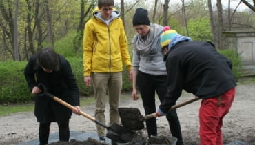 16 kwietnia łopaty poszły w ruch (Królikarnia Nieużytki Sztuki) Królikarnia Nieużytki sztuki