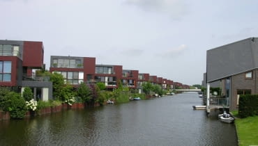 Apartamenty nad wodą nie muszą powstawać tylko w centrum miasta. Na zdjęciu nowa dzielnica mieszkaniowa w holenderskim Almere, fot. citypolska.com Apartamenty nad wodą nie muszą powstawać tylko w centrum miasta. Na zdjęciu nowa dzielnica mieszkaniowa w holenderskim Almere, fot. citypolska.com