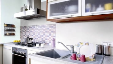 Kuchenny blat jest pokryty laminatem imitującym jasny kamień. UWAGA PONOWNA PUBLIKACJA ZA ZGODA WLASCICIELI